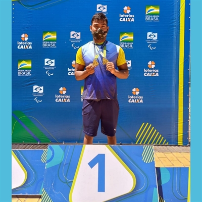 Erik de Souza Bailon de Oliveira de 21 anos, é esportista do Parque Aquático Municipal "Saverio Maranho" da Secretaria de Esportes e Lazer de Votuporanga (Foto: Prefeitura de Votuporanga)