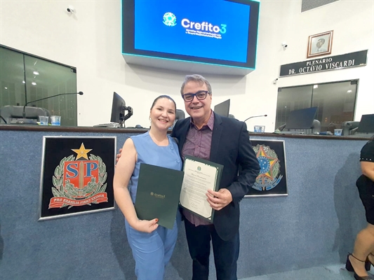 O casal de fisioterapeutas, doutora Laiane Lúcio Martins e doutor Ricardo Martins, na cerimônia que homenageou os profissionais da área, realizado na Câmara Municipal de Votuporanga