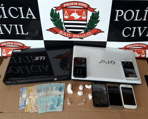 Os policiais civis de Votuporanga encontraram na casa dos dois rapazes porções de cocaína, além de dinheiro e celulares (Foto: Divulgação/Polícia Civil)