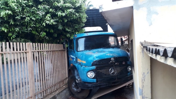 Caminhão invadiu casa após motorista sair do veículo em Rio Preto (Foto: Arquivo Pessoal)