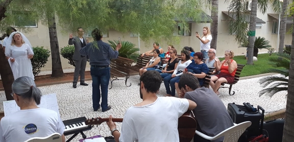 A Igreja Unida realizou uma cantata, com instrumentos musicais como violão, teclado e cajon, na pracinha (Foto: Divulgação/Santa Casa)
