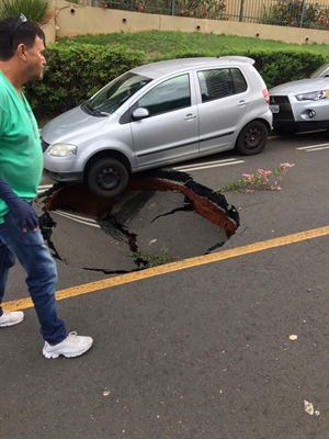 Carro cai em buraco após asfalto ceder em rua de Rio Preto — Foto: Arquivo Pessoal