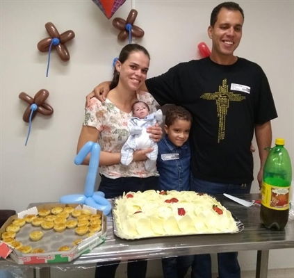 Família ao lado do Miguel durante festa em Rio Preto — Foto: Arquivo Pessoal