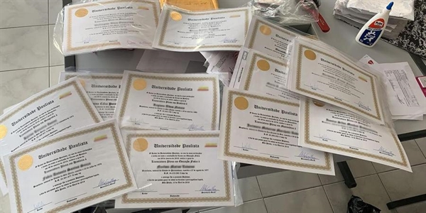 Diplomas falsos apreendidos pela Polícia (Foto: Divulgação/Polícia Civil)