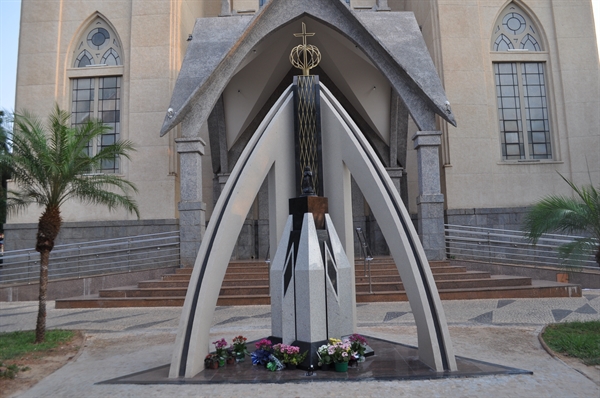 O monumento contém a imagem de Nossa Senhora Aparecida em formato original e logo atrás, o manto sagrado com a coroa   (Foto: A Cidade)
