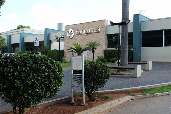 A unidade de saúde local possui plano de contingenciamento de leitos de enfermaria (Santa Casa)