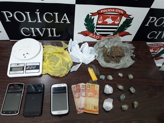 Os policiais apreenderam várias porções de entorpecentes, além de certa quantia em dinheiro (Foto: Divulgação/Polícia Civil)