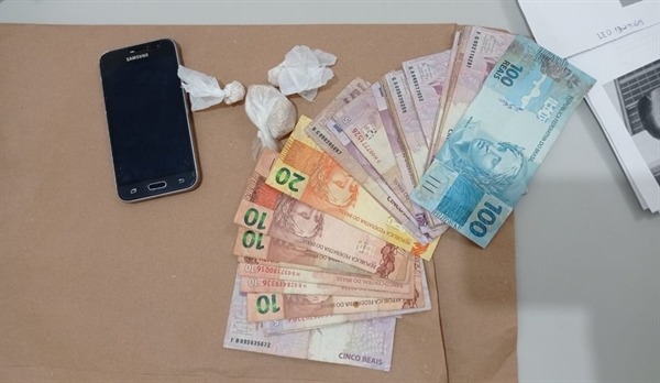 Ao todo, nove pessoas foram presas, sendo que dois que tiveram a prisão temporária foram encontrados com drogas e dinheiro (Foto: Polícia Civil/Divulgação)