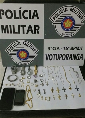 Objetos apreendidos pelas equipes da Força Tática e ROCAM com os dois indivíduos (Foto: Divulgação/Polícia Militar)