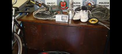 PM prende ladrões e recupera objetos furtados