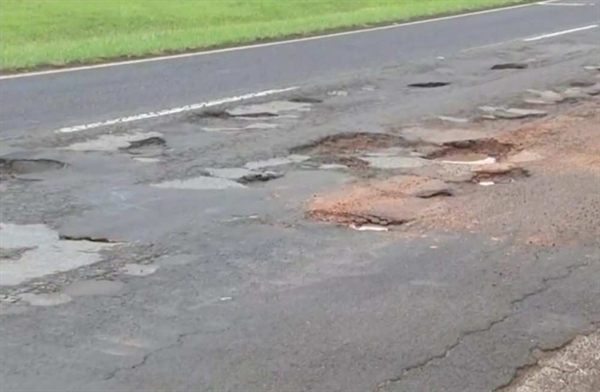 Família votuporanguense teve a viagem de férias transformada em pesadelo por conta de buracos na Euclides da Cunha (Foto: Arquivo pessoal)