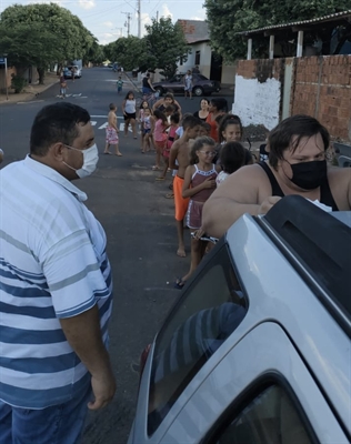  Em ação solidária, grupo de amigos distribuiu picolés e alegria pelas ruas de bairros mais humildes da cidade (Foto: Arquivo pessoal)