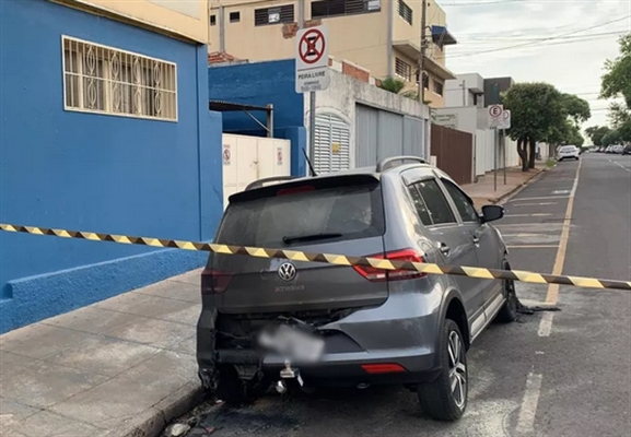 Carro ficou parcialmente destruído em rua de Rio Preto. (Foto: Renato Pavarino/G1)