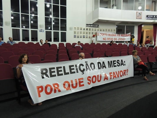 Público participou da sessão com faixas questionando o projeto