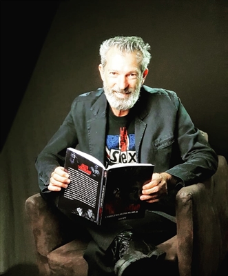 Cajú Neto lança seu primeiro livro relatando as experiências vividas na adolescência na cena punk antes do “boom” do rock nacional (Foto: Divulgação)