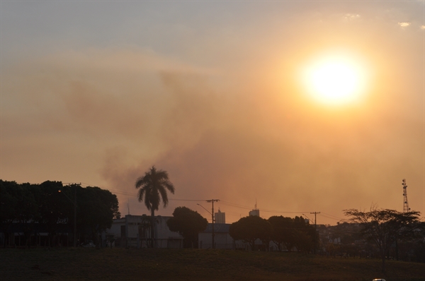 Na cidade, a população sentiu o tempo seco e foi possível observar as chamas dos incêndios (Foto: Gabriele Reginaldo/A Cidade)
