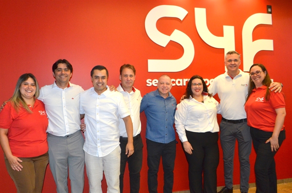 Thiago, dietor da SYF, juntamente à equipe do Banco Santander, com o qual tem uma sólida parceria