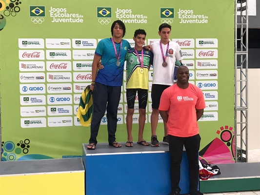 Heitor Napolitano Reis Fonseca (primeiro da direita para a esquerda) conquistou uma medalha nos Jogos Escolares da Juventude (Centro de Formação)