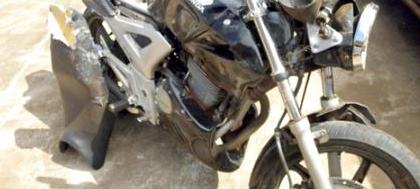 Menor bate em poste com motocicleta