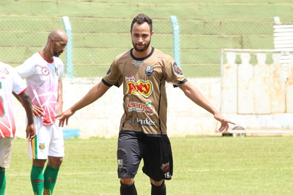 O técnico da Alvinegra, Eduardo Souza, fez várias mudanças na equipe no segundo tempo (Foto: Rafael Nascimento/CAV)