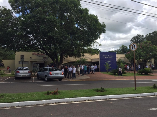 Um grande número de pessoas esteve no Velório Municipal ‘Aldo Zara’ de Votuporanga na manhã de ontem (Foto: A Cidade)