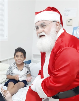 Como um bom velhinho, Papai Noel não se limitou na Unidade de Diálise (Foto: Santa Casa de Votuporanga)