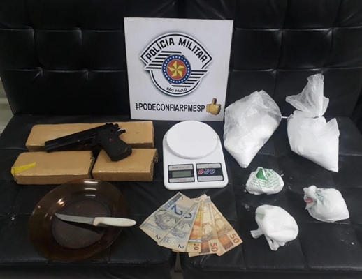 Os policiais encontraram três tijolos de maconha pesando no total de aproximadamente dois quilos e cinco pacotes de cocaína com o peso de quase dois quilos (Foto: Divulgação/Polícia Militar)