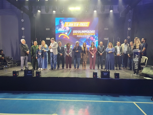 Lideranças e centenas de pessoas acompanharam a abertura ontem das Olímpiadas das Apaes (Foto: A Cidade)