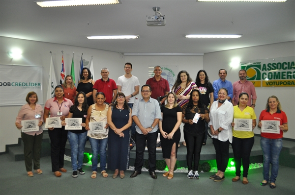 Os ganhadores da campanha do Dia das Crianças receberam os prêmios na manhã desta quarta-feira na ACV (Foto: Érika Chausson/A Cidade)
