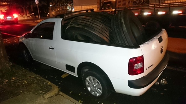 O dois teriam adquirido de modo fraudulento quatro pneus de caminhões avaliados em R$ 5.560 (Foto:Divulgação/Polícia Civil)