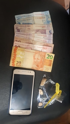 Foi encontrado um aparelho celular e uma quantia em dinheiro no valor de R$ 56 reais em notas diversas (Foto: Divulgação/Policia Militar de Votuporanga)