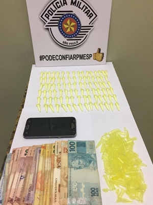 Os policiais da Força Tática e Rocam apreenderam diversas porções de cocaína, dinheiro e microtubos vazios  (Foto: Divulgação/PM)