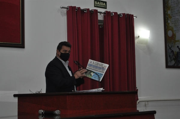 Osmair utilizou o jornal A Cidade, na Tribuna, para contestar as afirmações da Prefeitura (Foto: A Cidade)