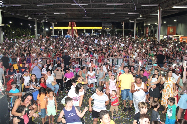 ‘Natal em Família Porecatu’ reúne centenas de pessoas em noite de magia e celebração