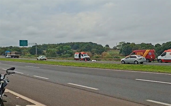 Com o impacto, o motociclista foi arremessado e acabou sendo atingido pelas rodas do veículo de carga, morrendo no local (Foto: Rádio Alvorada)