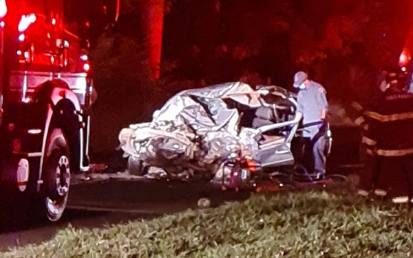 A carreta fez um retorno proibido no trevo da Estrada do Café e bateu no carro (Foto: Reprodução/g1)