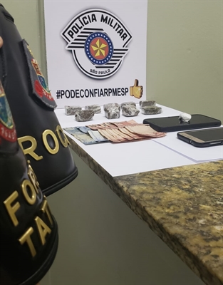 Os policiais da Força Tática e Rocam prenderam diversas porções de maconha e cocaína  (Foto: Divulgação/PM)