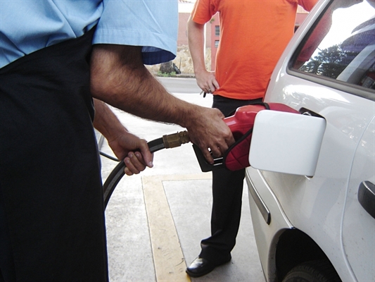 Preço da gasolina vai ficar mais barato nas refinarias (Foto: USP Imagens)