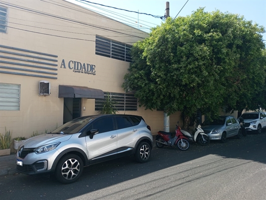 Motocicleta estava estacionada na frente do Jornal A Cidade, quando foi levada por criminosos (Foto: A Cidade)