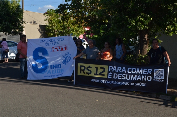 Grupo protestou contra o governador com cartazes e faixas ironizando o valor do benefício, apelidado de “vale coxinha” (Foto: A Cidade)