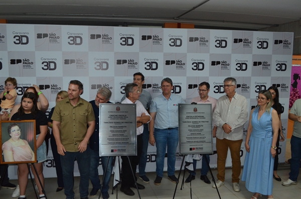 Ao lado de lideranças locais, governador descerrou as placas inaugurais da escola do Colinas e da creche do Carobeiras (Foto: A Cidade)