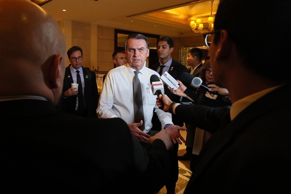 O presidente Jair Bolsonaro falou com jornalistas no hotel em que estava hospedado, em Pequim, antes de viajar para Abu Dhabi, nos Emirados Árabes — Foto: Isac Nóbrega/PR