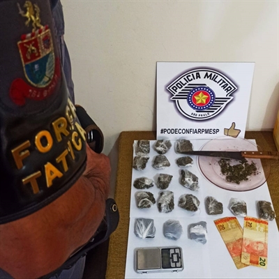 Os policiais da Força Tática apreendeu maconha, balança de precisão e uma quantia em dinheiro da venda das drogas  (Foto: Divulgação/PM)