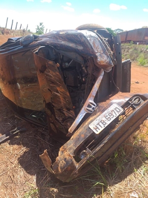 Carro capotou e deixou cinco pessoas feridas (Foto: Arquivo pessoal)