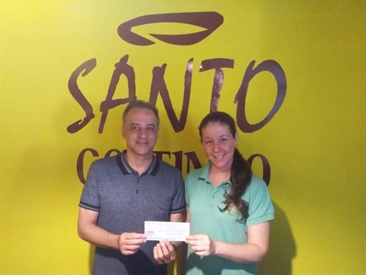 O provedor do Hospital, Luiz Fernando Góes Liévana, recebeu o cheque de uma das proprietárias, Aline Bigineli (Foto: Santa Casa)