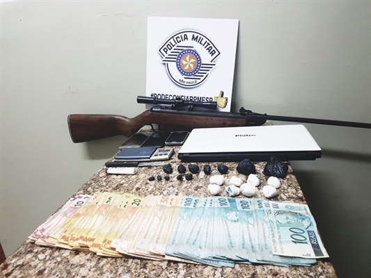 No local, a polícia encontrou drogas, arma, celulares, balança de precisão e notebook, além de grande quantia em dinheiro (Foto: Divulgação/Polícia Militar)
