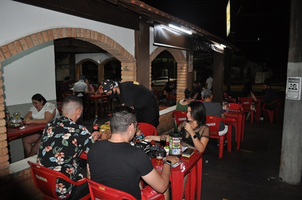 Bares e restaurantes poderão ficar abertos após as 22h, porém, com restrições quanto aglomerações (Foto: A Cidade)