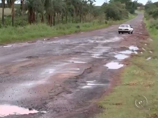 Estradas vicinais da região estão esburacadas e sem manutenção