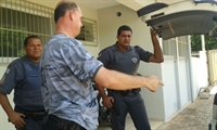 Policiais de Cosmorama chegaram até residência onde suspeito estava com espingarda e revólver ameaçando familiares