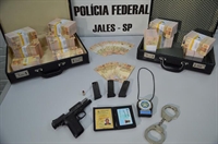 Dinheiro e arma foram apreendidos
